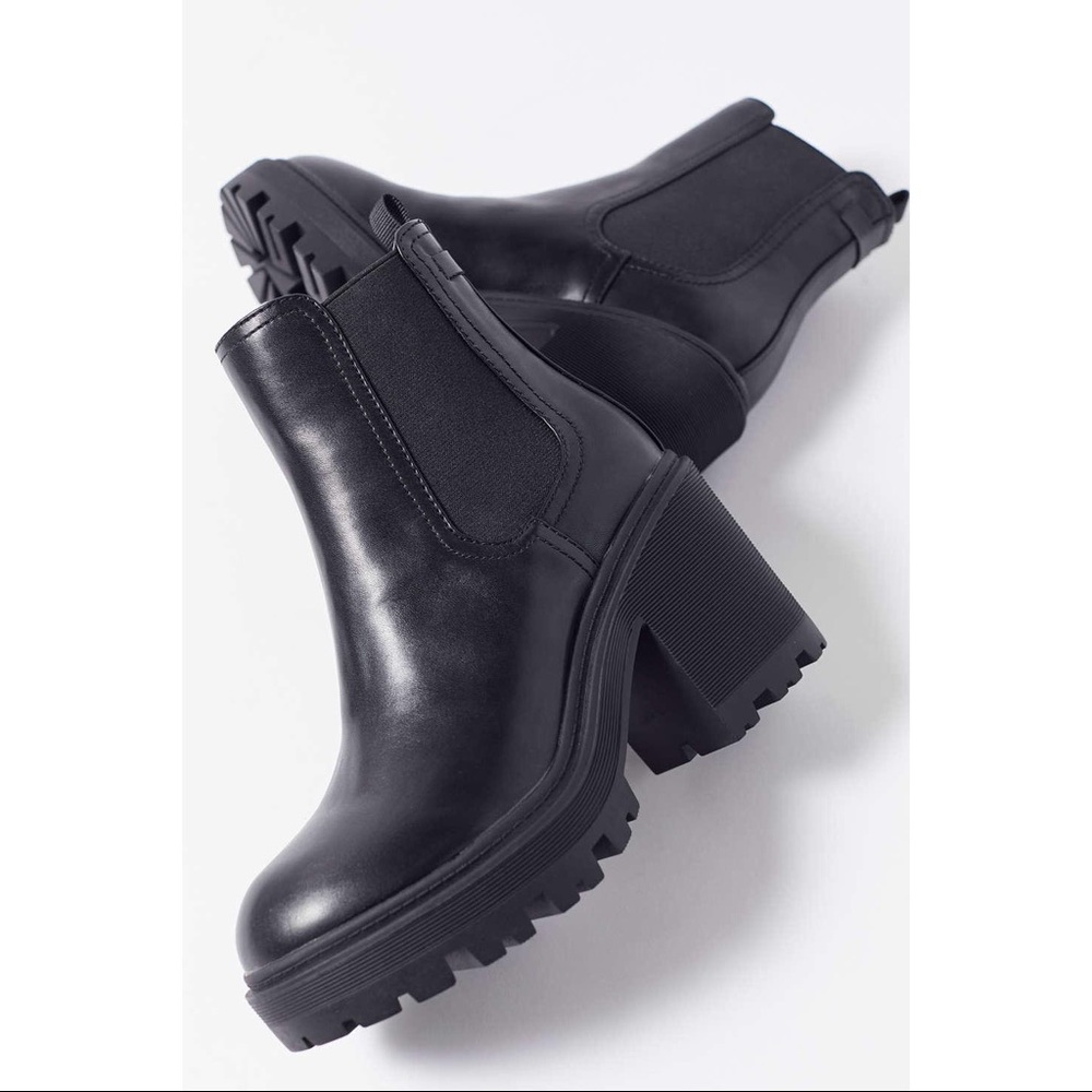 NWT Urban Outfitters Chloe Chelsea Timeless boot (10) - Picture 2 of 12